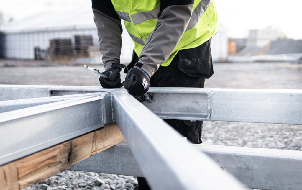 Handwerker bei Montagearbeiten